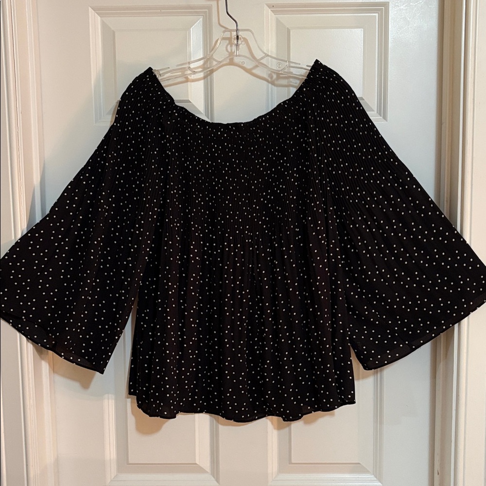MAX STUDIO PLEATED TOP. CAN BE WORN ON OR OFF SHOULDERS. SZ S. BARELY WORN!